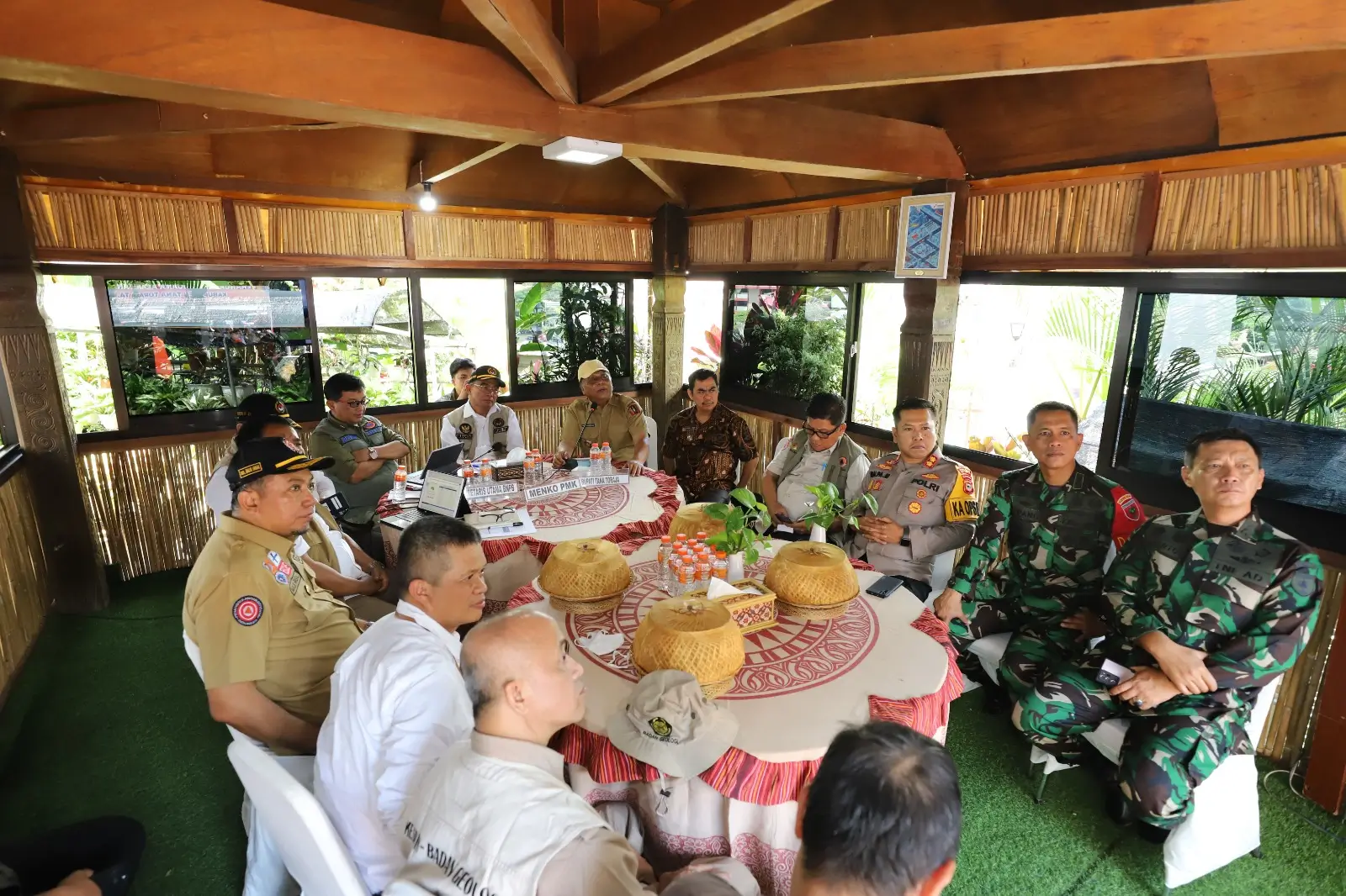 Kedatangan Sekretaris Utama BNPB bersama Menko PMK guna memimpin Rapat Koordinasi Penanganan Bencana Tanah Longsor di Kabupaten Tana Toraja di Rujab Bupati Tana Toraja, Jumat (19/4).